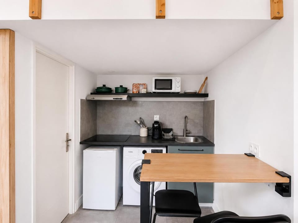 Kitchen or kitchenette, Dining area, stove