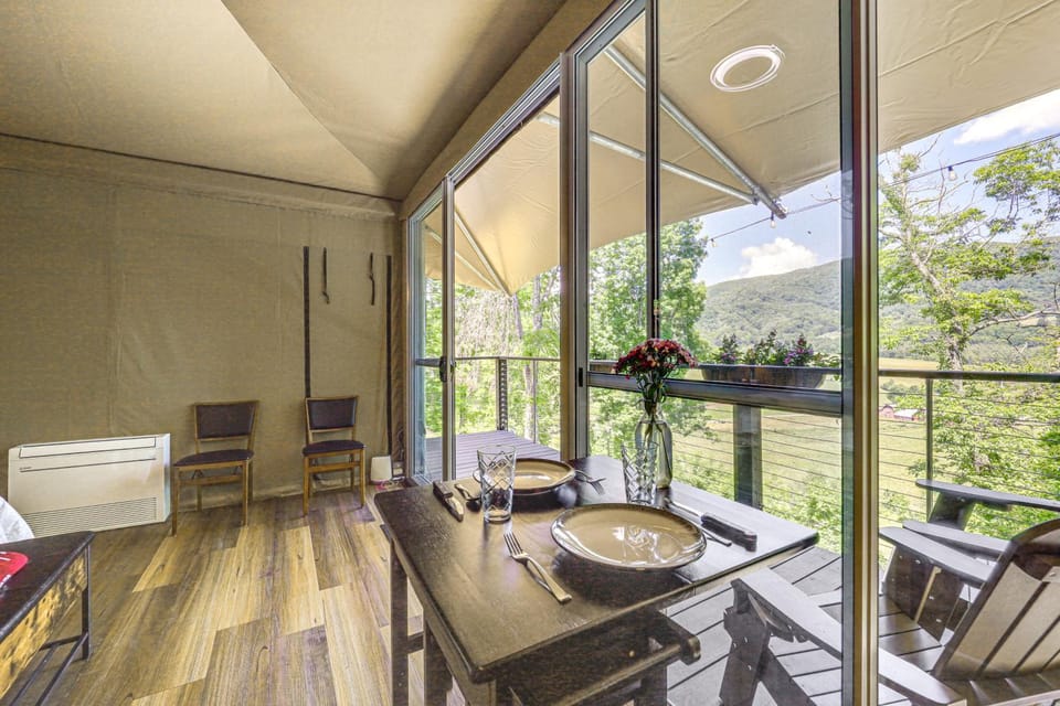 Mtn-View Deck: Scenic Glamping Getaway Near Boone! House in Brushy Fork