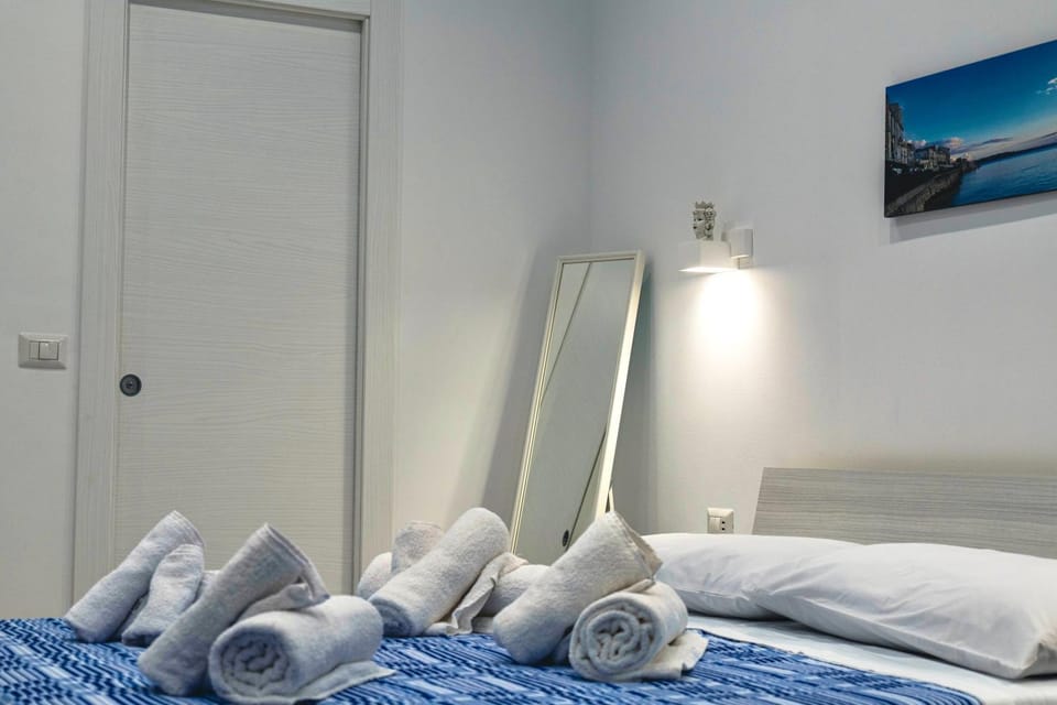Bedroom, towels