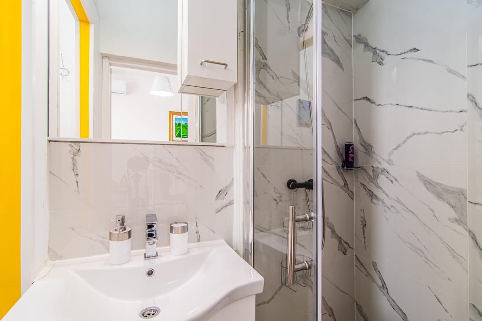 Shower, Bathroom, towels