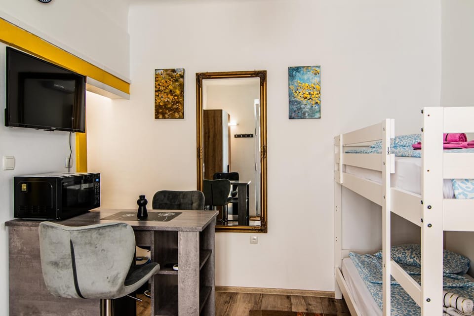 TV and multimedia, Kitchen or kitchenette, microwave