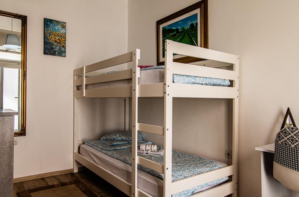 Bed, View (from property/room), Photo of the whole room, Decorative detail, Bedroom, bunk bed, towels