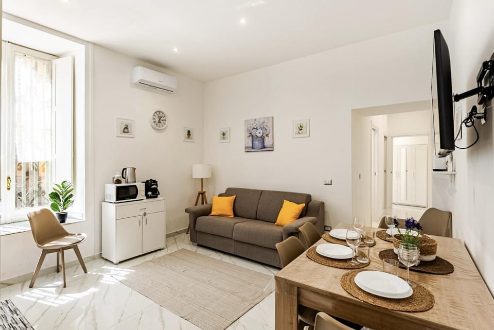 TV and multimedia, Coffee/tea facilities, Kitchen or kitchenette, Living room, Food and drinks, Seating area, Dining area, Food, Drinks, minibar, air conditioner