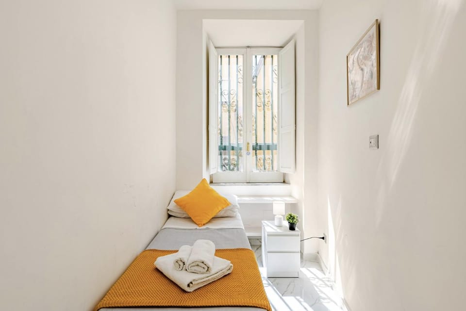Bed, Living room, Photo of the whole room, Seating area, Bedroom, towels