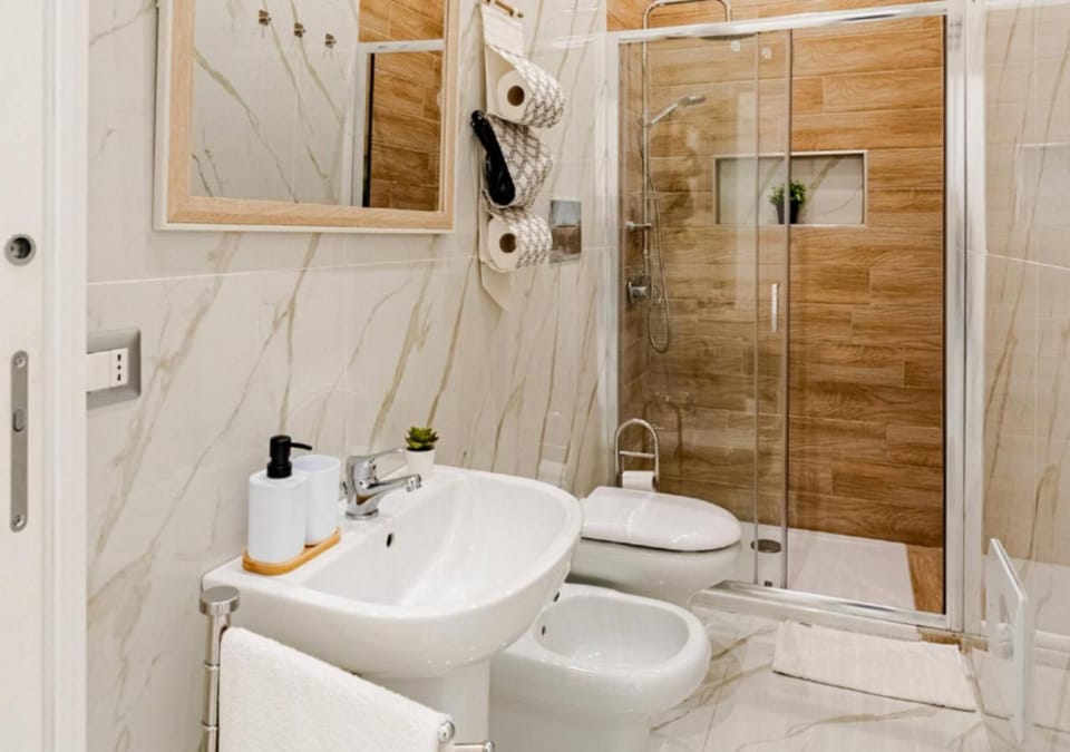 Shower, Toilet, Bathroom, bidet, towels