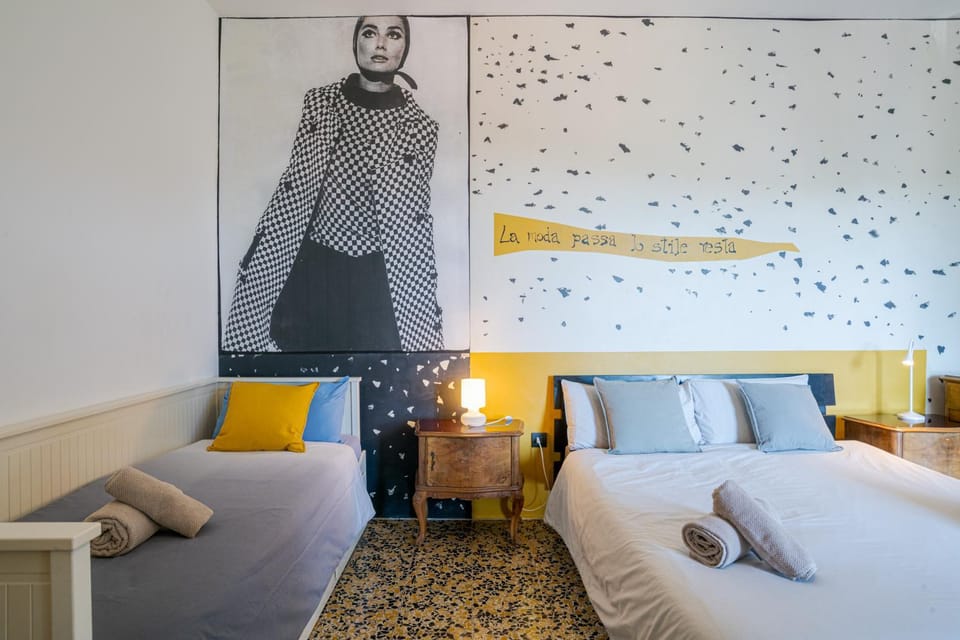 Bed, Photo of the whole room, Decorative detail, Bedroom