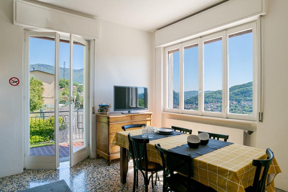 Communal lounge/ TV room, Natural landscape, TV and multimedia, Living room, Seating area, Dining area, Evening entertainment, Mountain view