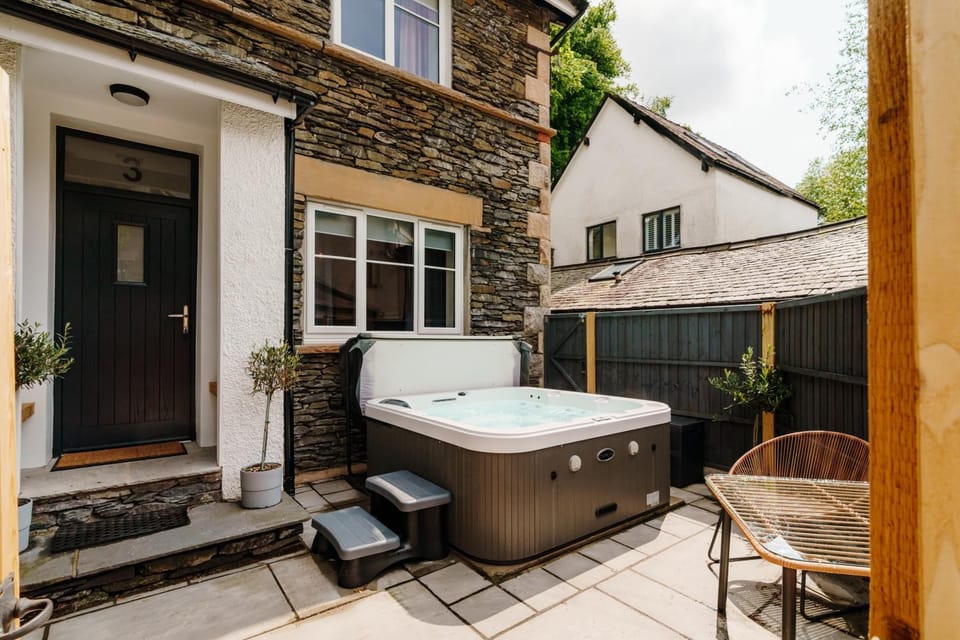 Facade/entrance, Hot Tub