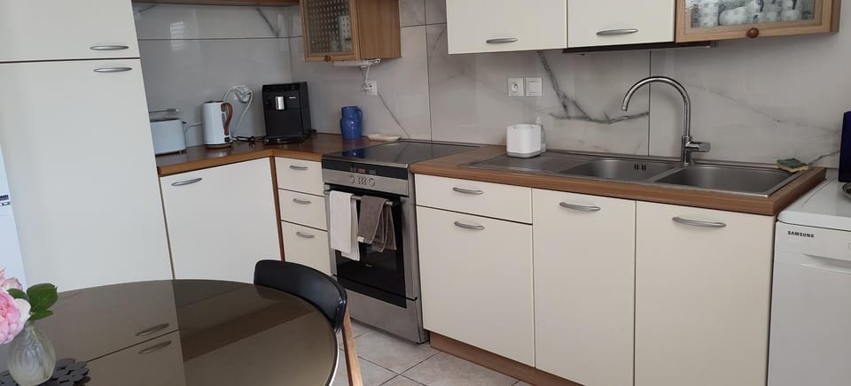 Coffee/tea facilities, Kitchen or kitchenette, dishwasher, oven, stove, toaster