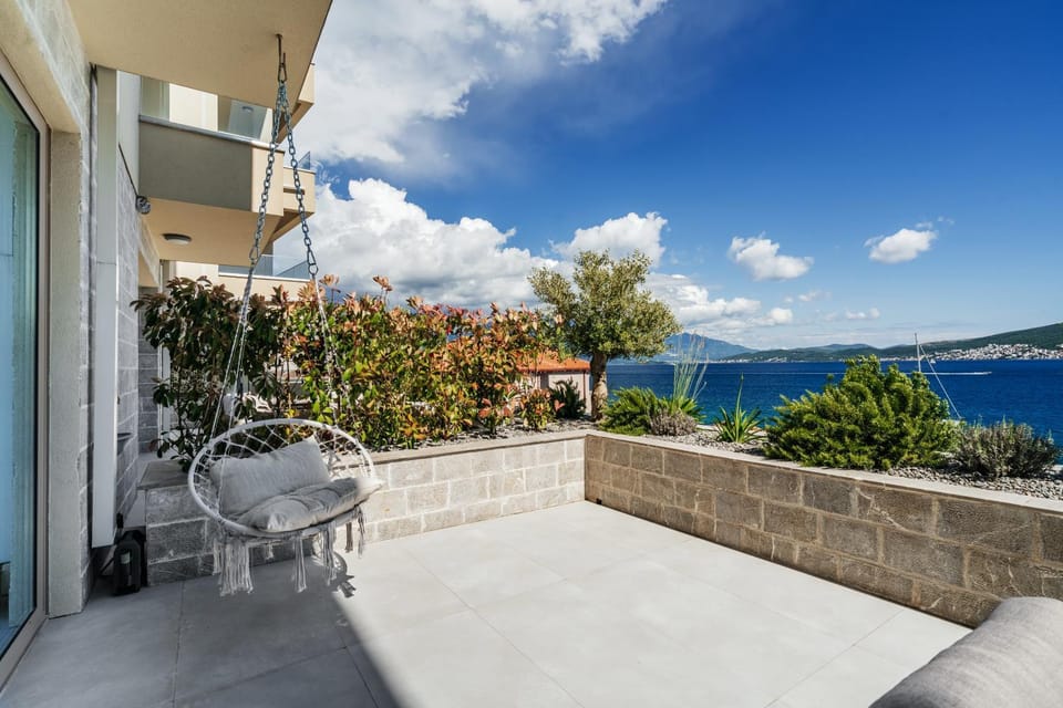 Property building, Patio, Natural landscape, Balcony/Terrace, Balcony/Terrace, Seating area, Mountain view, Sea view