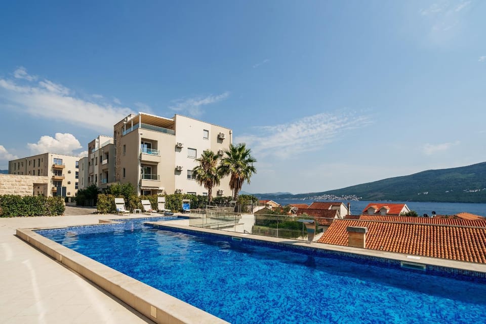 Property building, Day, Natural landscape, Mountain view, Swimming pool