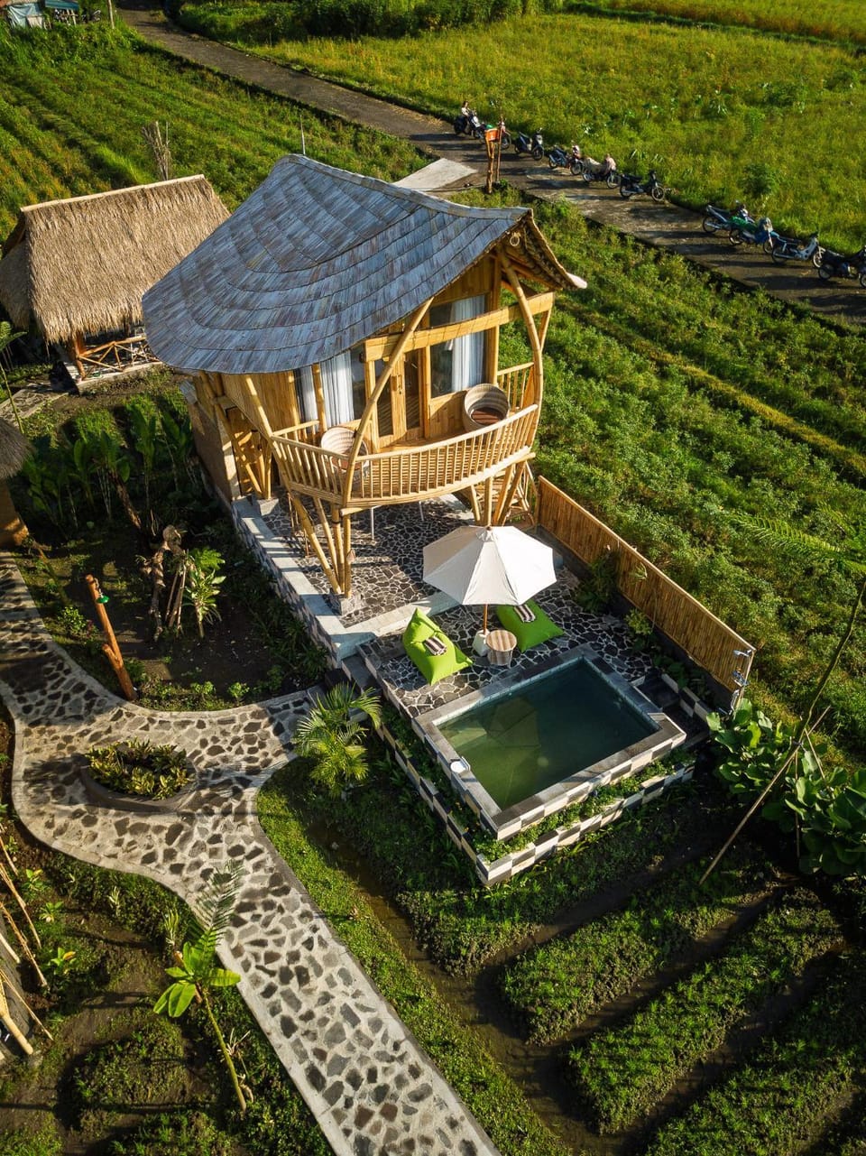 Property building, Natural landscape, Garden, Balcony/Terrace, Garden view, Pool view, Swimming pool