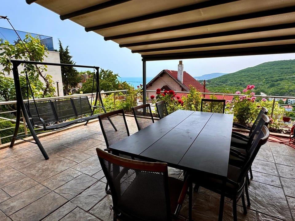Patio, Day, Balcony/Terrace