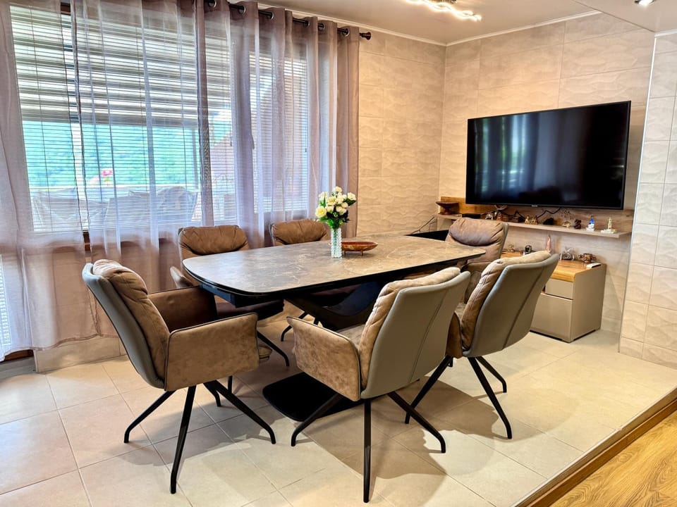 TV and multimedia, Living room, Seating area, Dining area