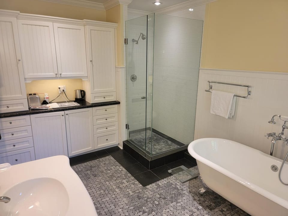 Shower, Toilet, Bathroom, Bath, towels