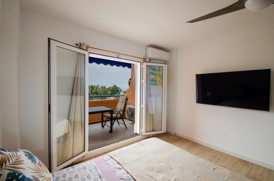 Bed, TV and multimedia, Photo of the whole room, Bedroom