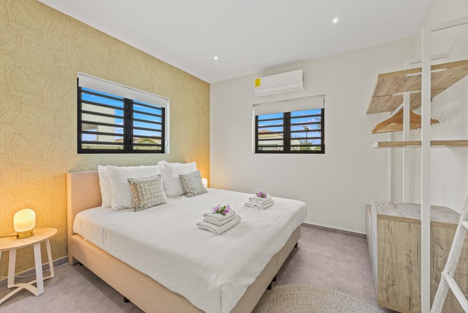 Bed, Bedroom, towels, air conditioner
