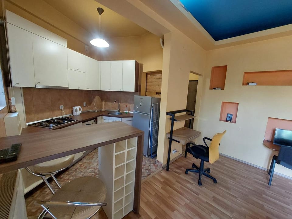 Kitchen or kitchenette, Seating area, Dining area, oven, stove