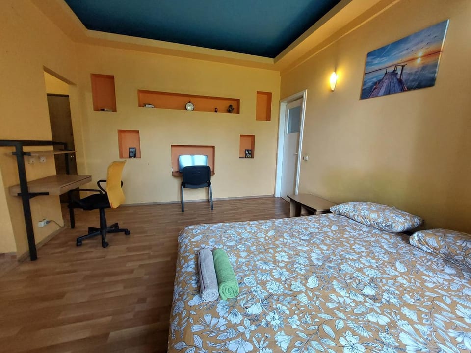 Bed, TV and multimedia, Photo of the whole room