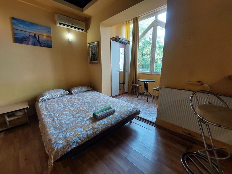 Bed, Photo of the whole room, towels