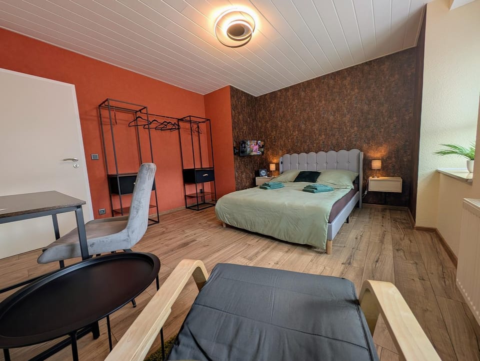 Bed, TV and multimedia, Photo of the whole room, Bedroom
