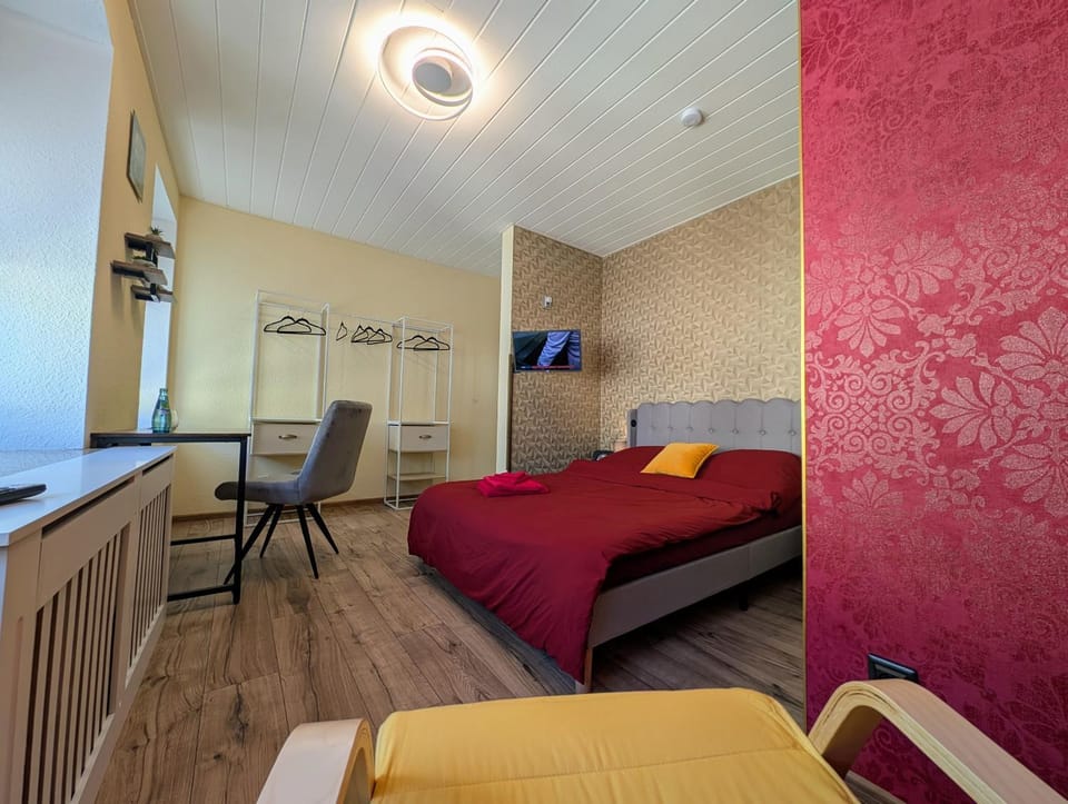 Bed, TV and multimedia, Photo of the whole room, Bedroom