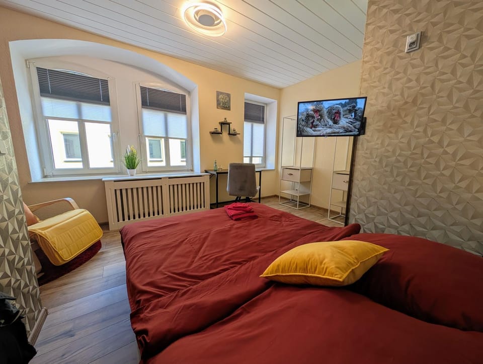 Bed, TV and multimedia, Photo of the whole room, Bedroom
