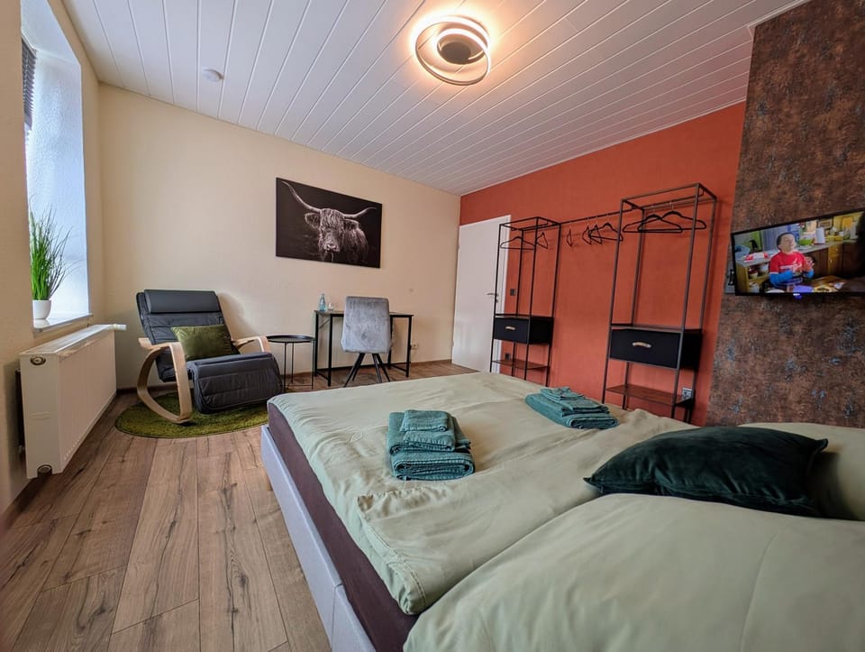 Bed, TV and multimedia, Photo of the whole room, Bedroom, towels