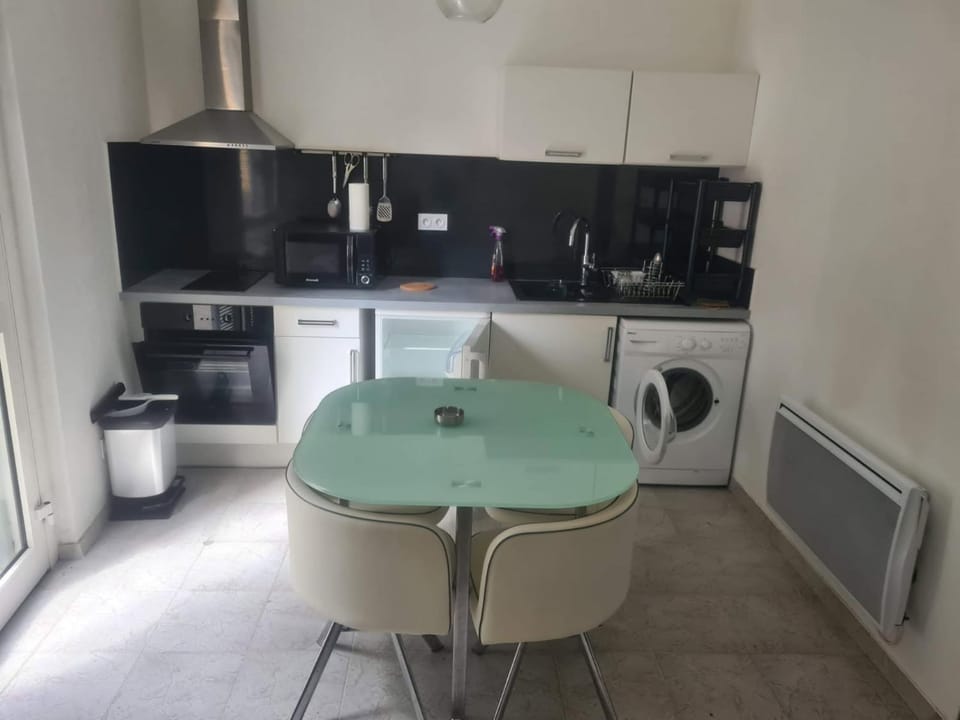 Kitchen or kitchenette, Dining area, oven, stove, washing machine