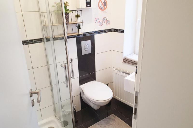Shower, Toilet