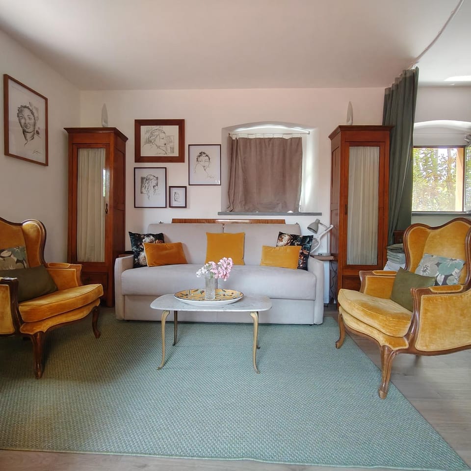 TV and multimedia, Kitchen or kitchenette, Living room, Seating area, Dining area