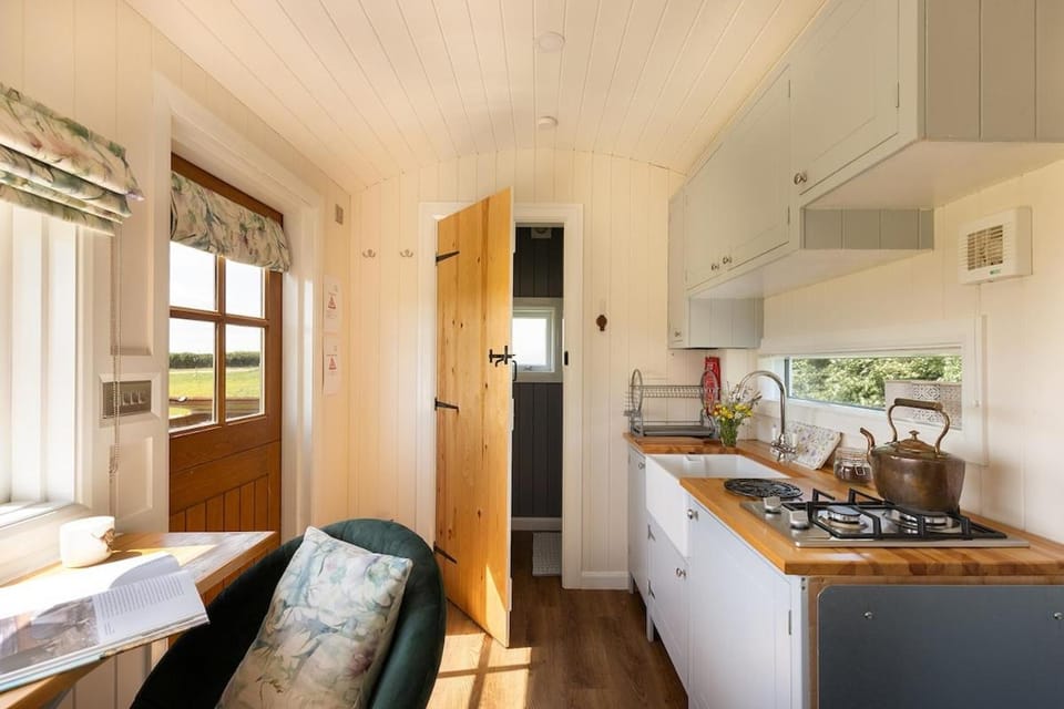 Natural landscape, Bathroom, Kitchen or kitchenette, stove