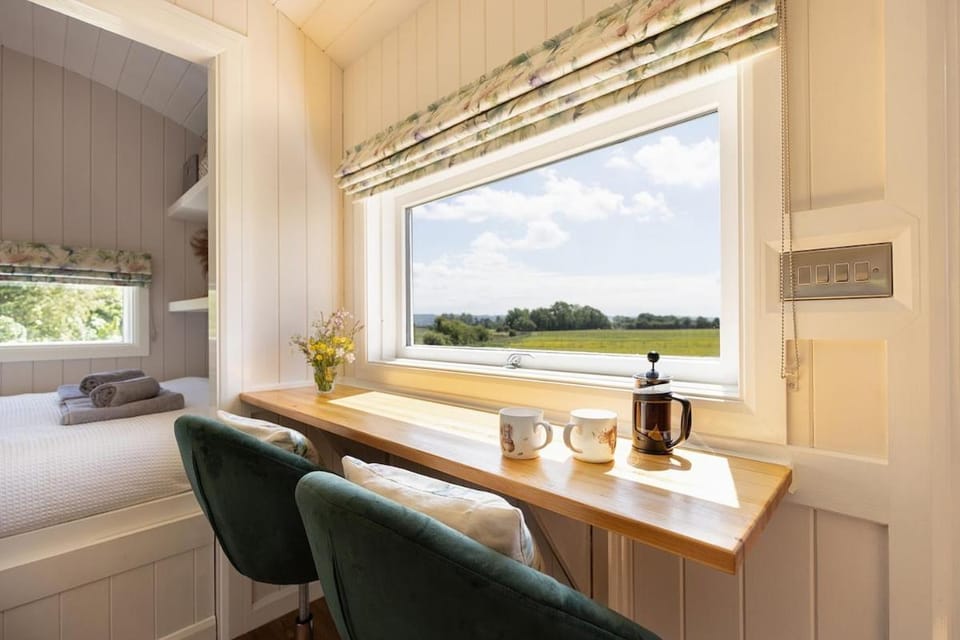 The Shepherd's Retreat Luxury Secluded and private Cosy Hut Outdoor Bath with Firepit Scarborough Apartment in England