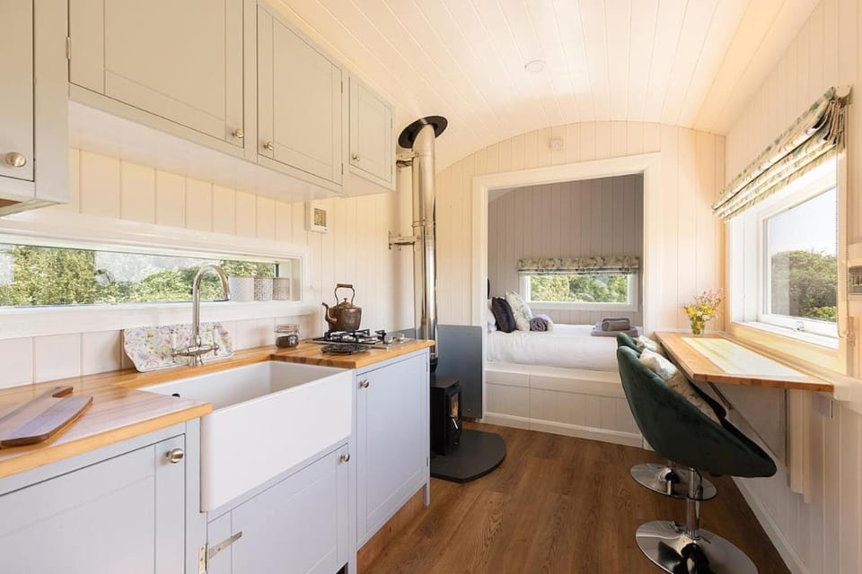Bed, Kitchen or kitchenette, Dining area, Bedroom, stove