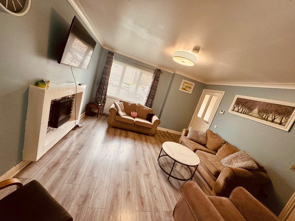 Communal lounge/ TV room, TV and multimedia, Living room, Seating area