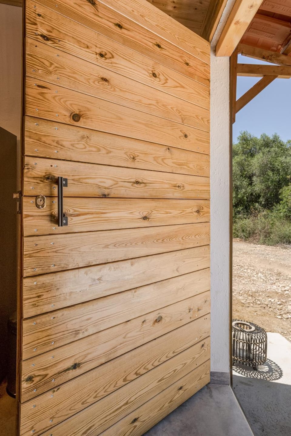 Rustic cabin with pond and deck Cabin in Faro District