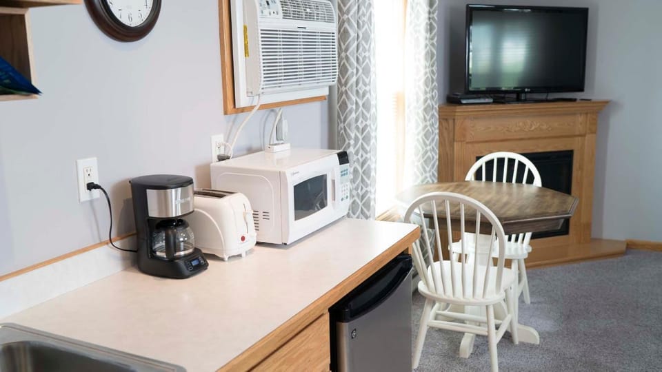 Kitchen or kitchenette, fireplace