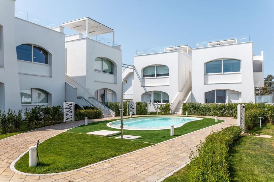 Property building, Spring, Day, Natural landscape, Garden, Garden view, Pool view, Swimming pool, sunbed