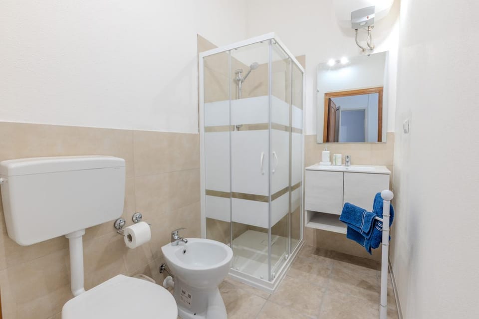 Shower, Toilet, Bathroom, bidet, towels