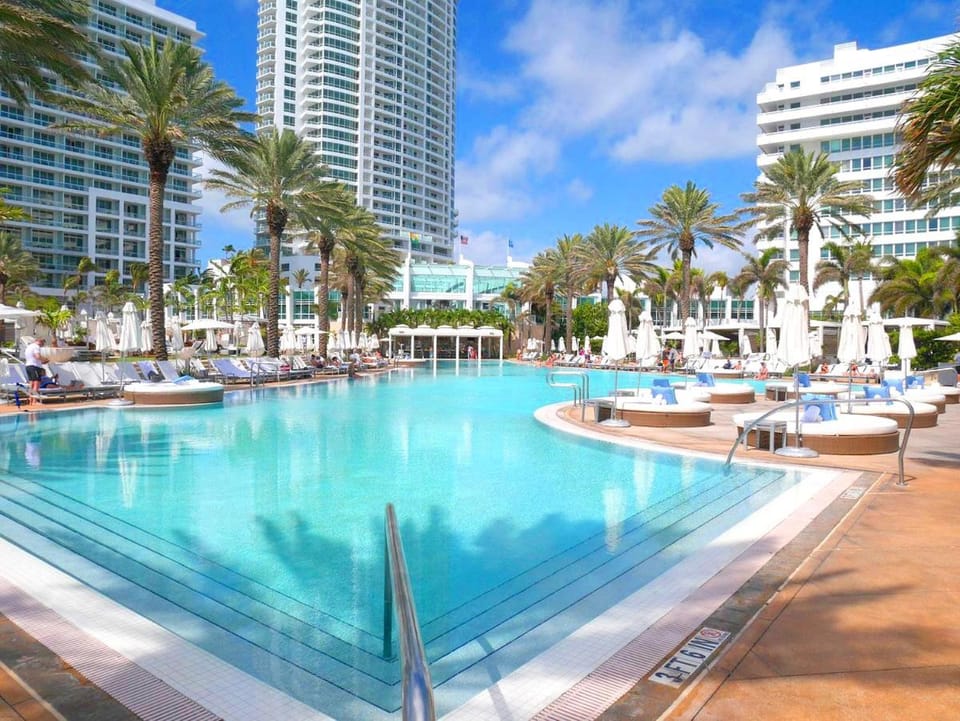 Property building, Day, Pool view, Swimming pool, sunbed