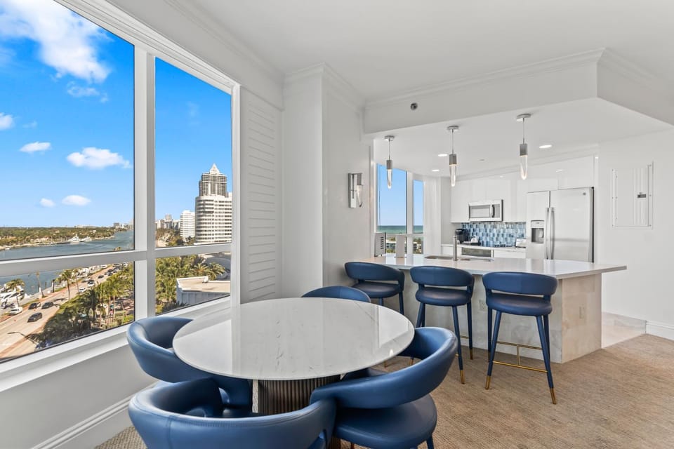 Kitchen or kitchenette, Living room, Dining area