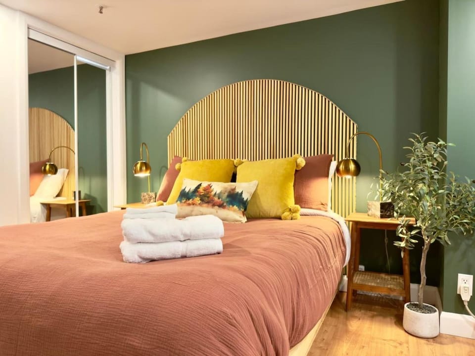 Photo of the whole room, Bedroom