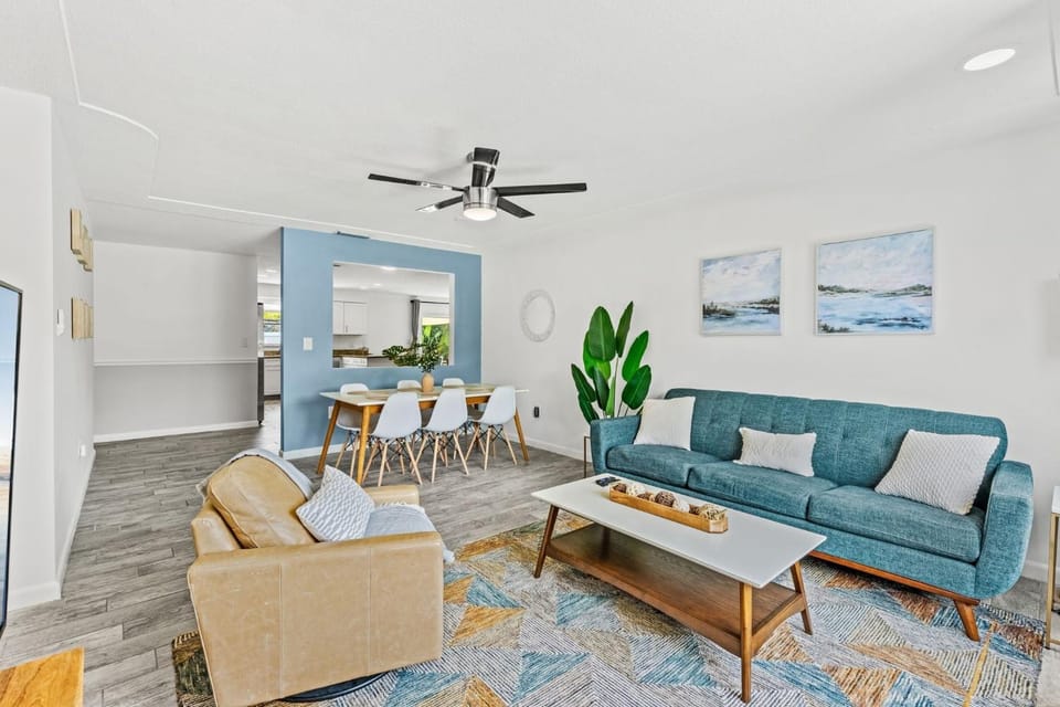Living room, Seating area, Dining area