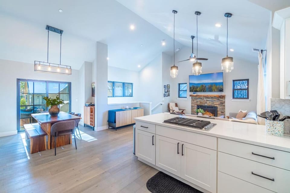 Elegant Tahoe Escape Comfort and Style Combined House in Lincoln Park