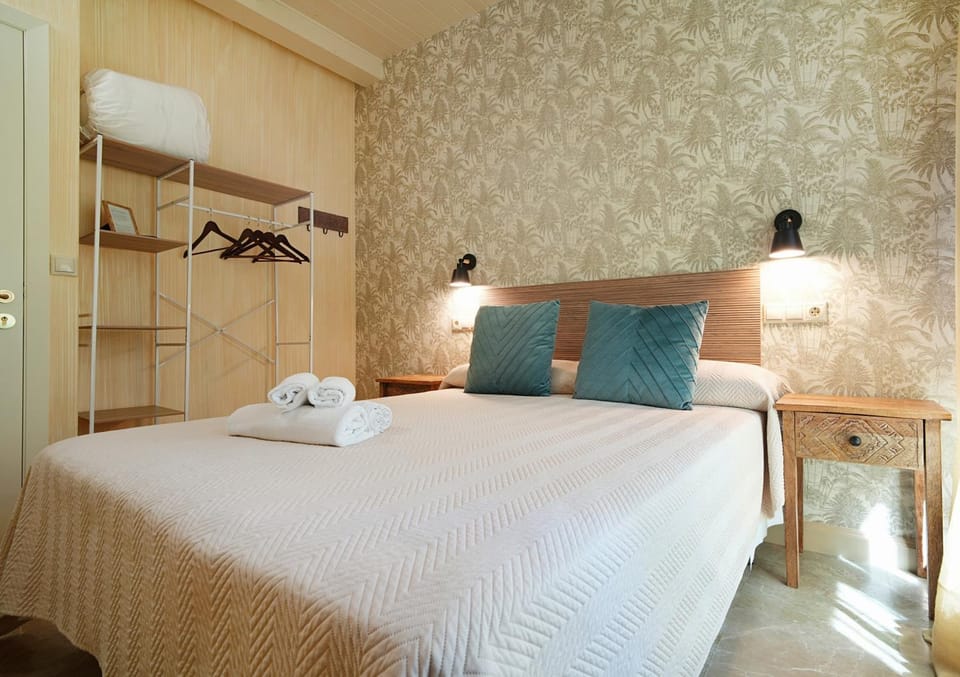 Photo of the whole room, Bedroom, towels