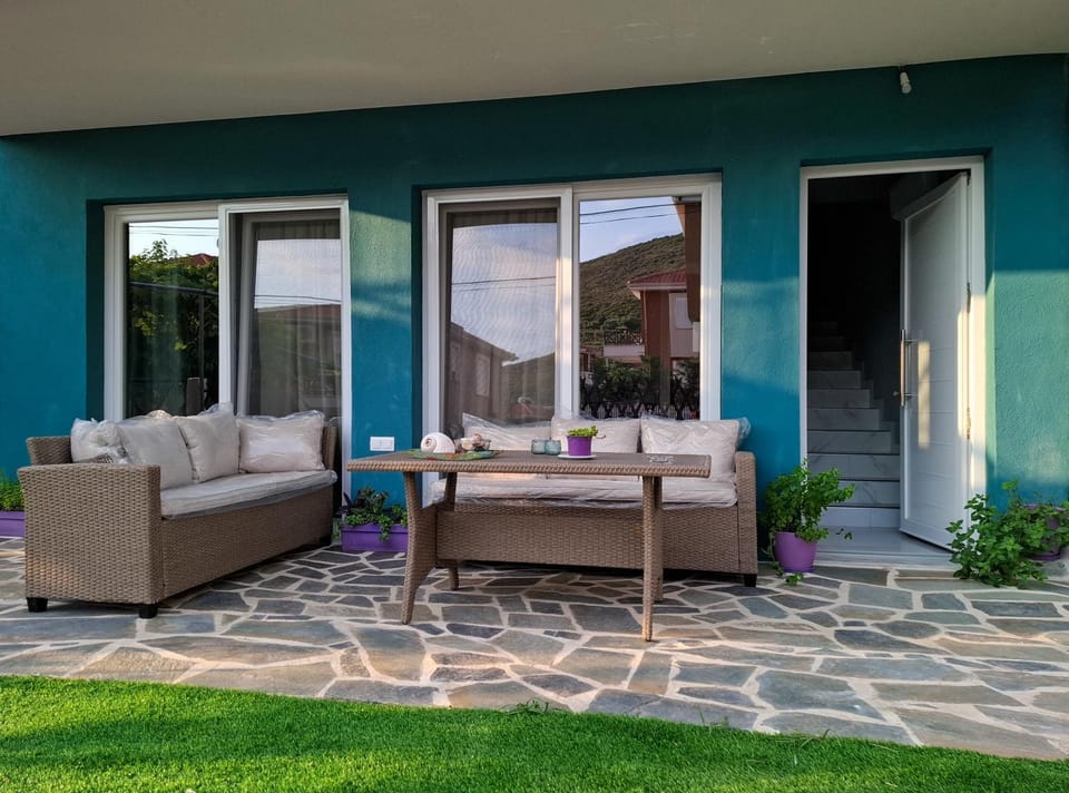 Property building, Patio, Spring, Day, Garden, View (from property/room), Balcony/Terrace, Living room, Seating area, Dining area, Garden view