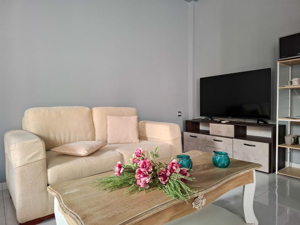TV and multimedia, Living room, Seating area, Evening entertainment