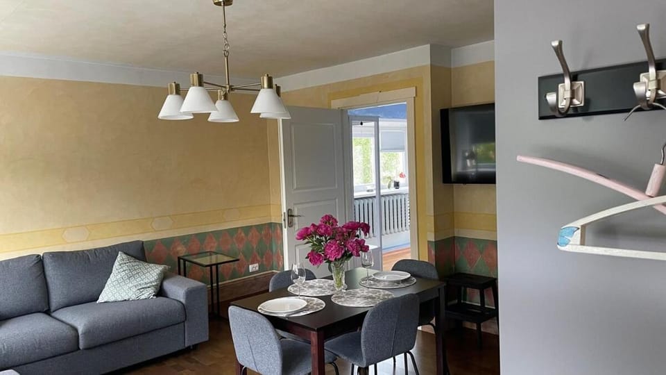 Kitchen or kitchenette, Living room, Seating area, Dining area
