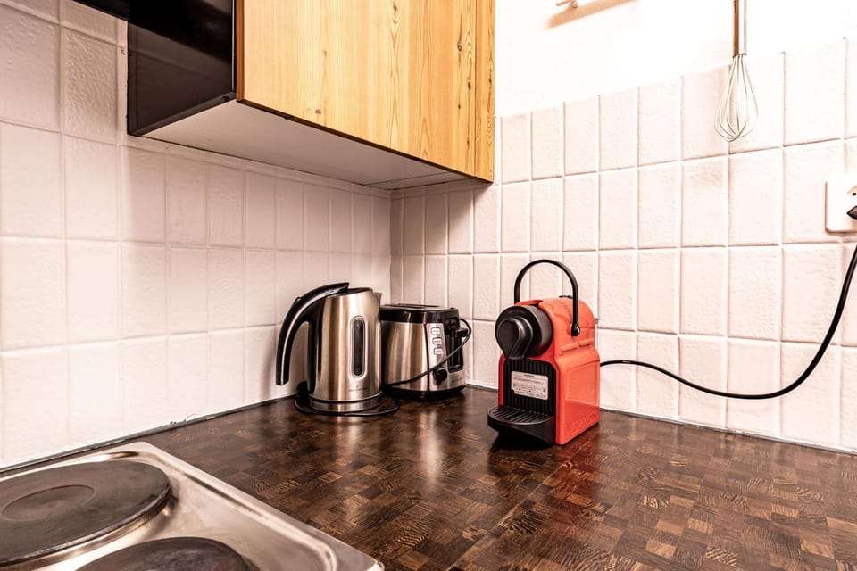 Coffee/tea facilities, stove, toaster