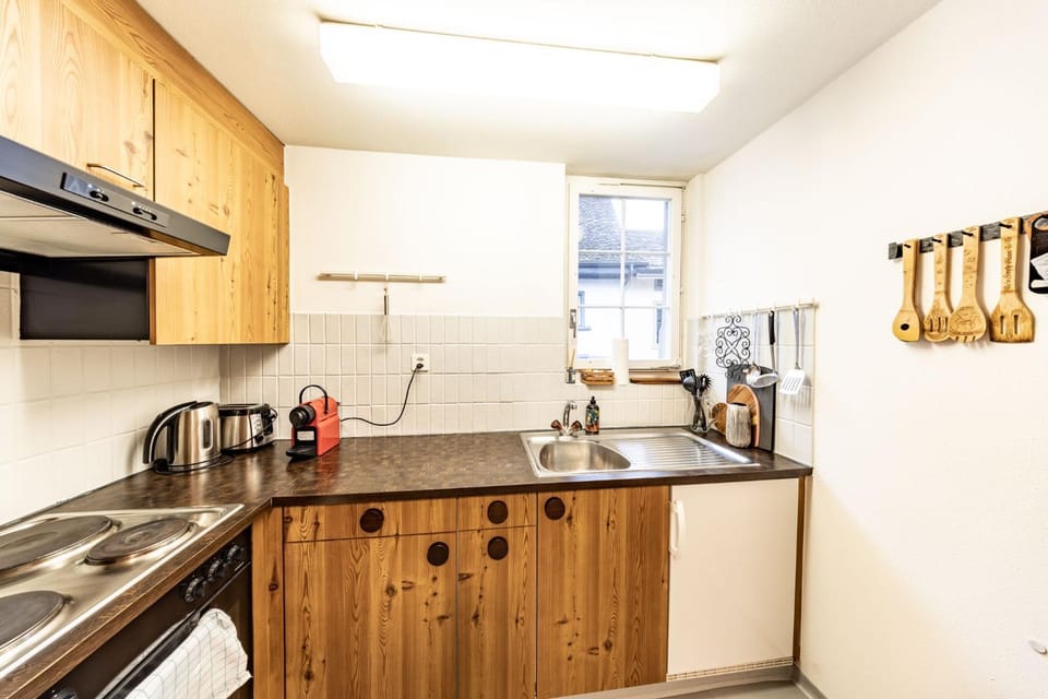 Coffee/tea facilities, Kitchen or kitchenette, oven, stove